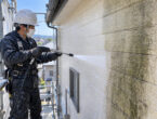 鹿児島市の戸建住宅で外壁塗装前に高圧洗浄を行っている様子